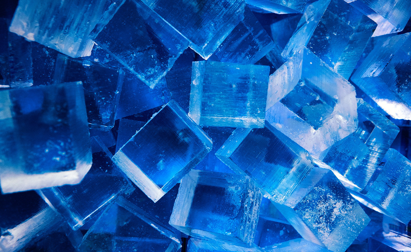 Cubitos de hielo de color transparente azulado